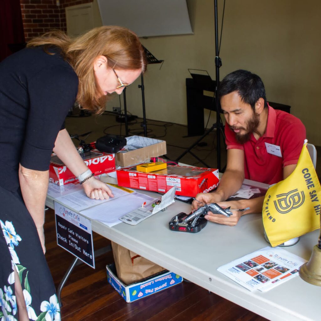 Repair Cafe – Toss it? No way!